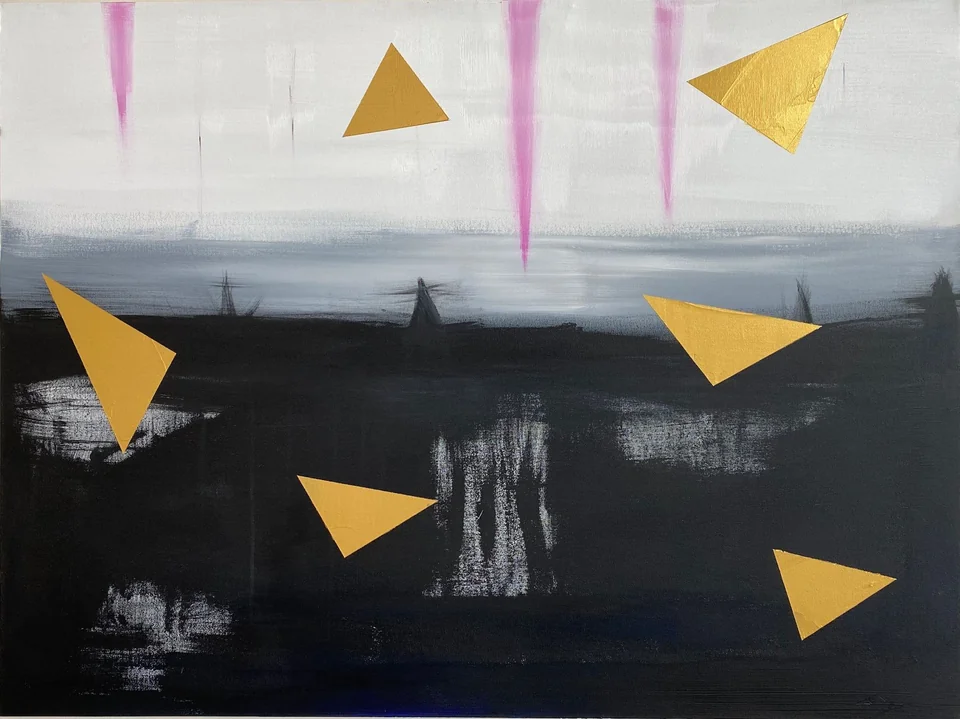 Capital: gold triangles over charcoal, grey and rose.